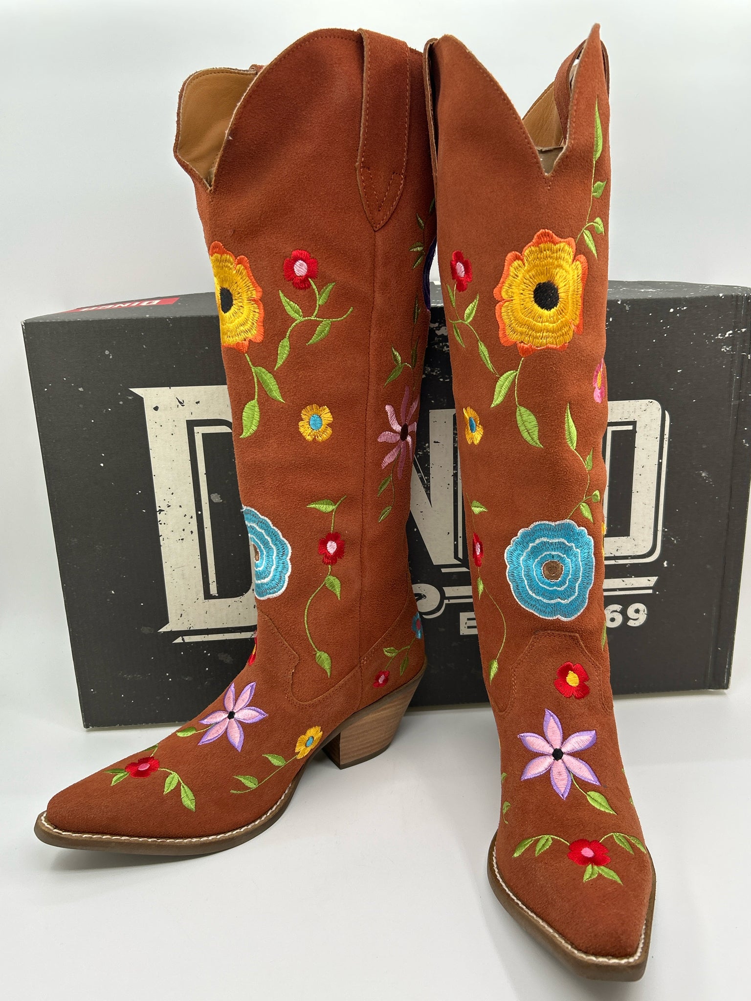 DINGO Size 8.5M RUST Women Boots