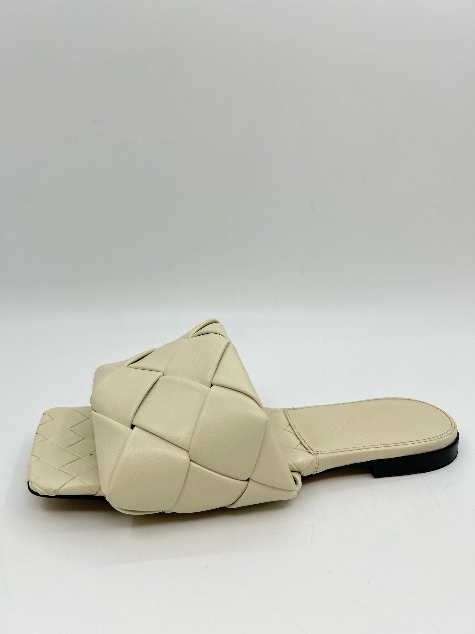 BOTTEGA VENETA Size 36/6 Cream Women Sandal