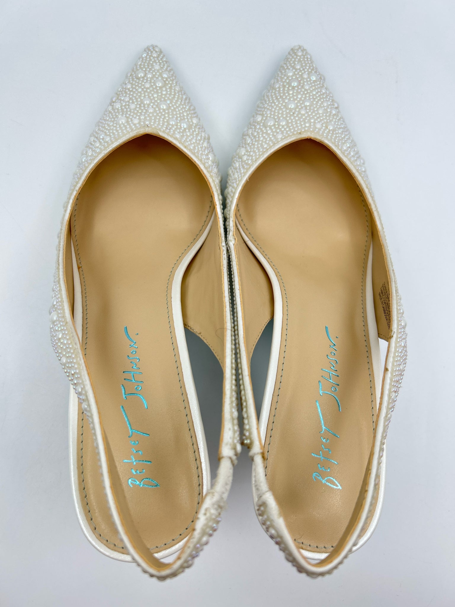 BETSEY JOHNSON NIB Size 7.5M Ivory Women Pumps