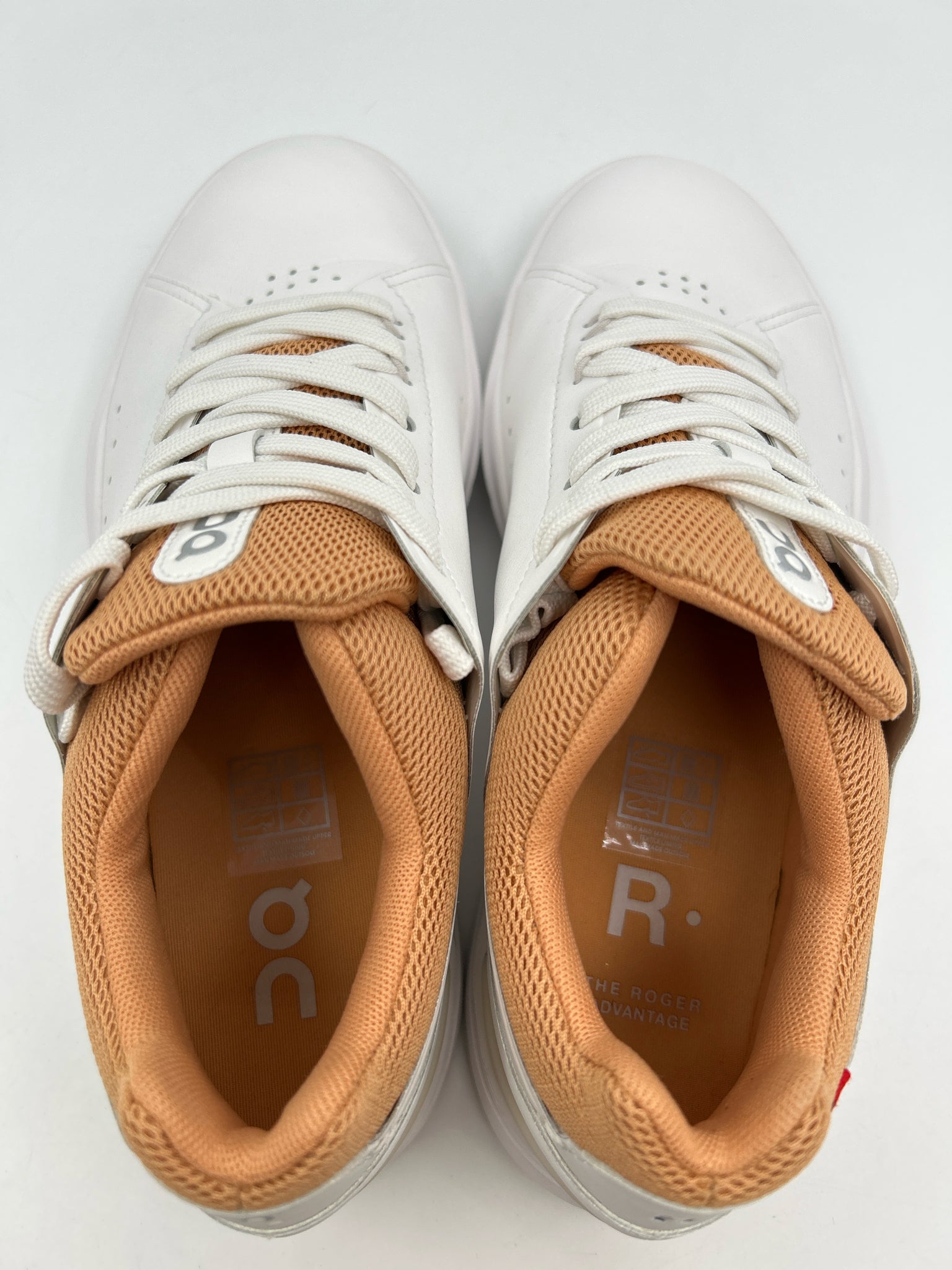 ON CLOUD Size 8 White Women Sneakers