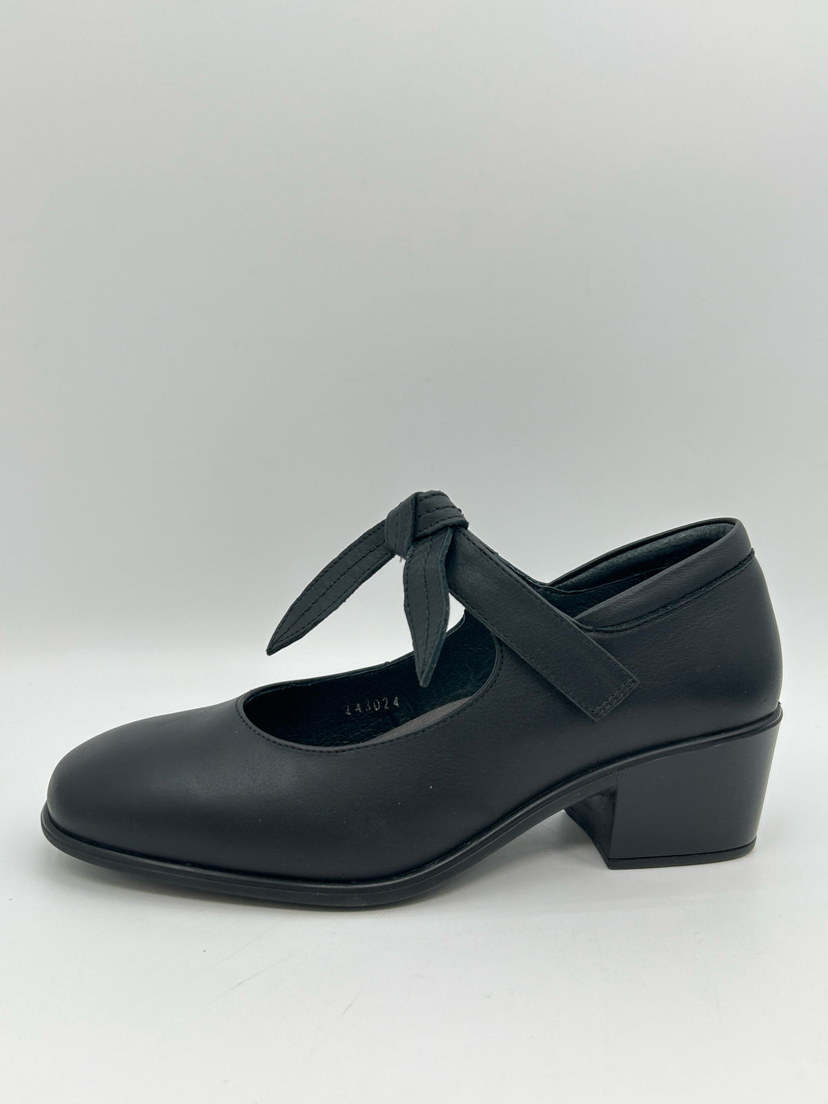 NAOT NIB Size 38 Black Women Pumps