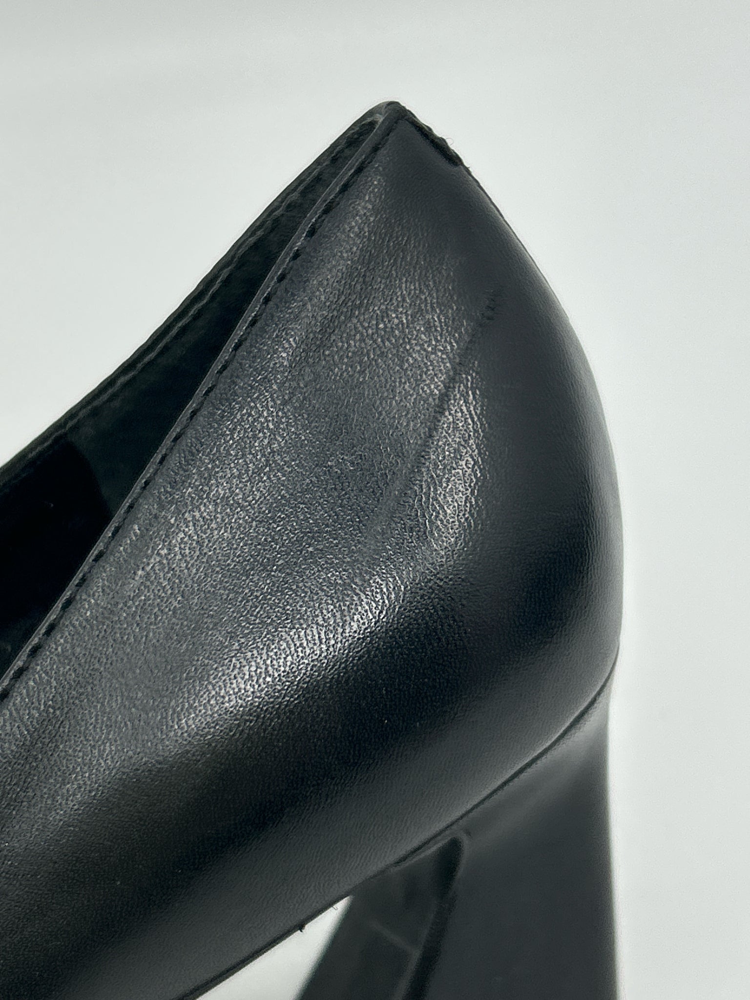 VINCE CAMUTO Size 6M Black Women Pumps