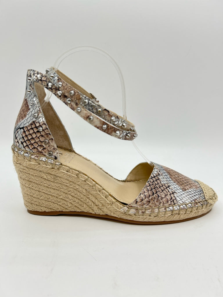 VINCE CAMUTO Women Size 7.5M Beige and Silver Sandal