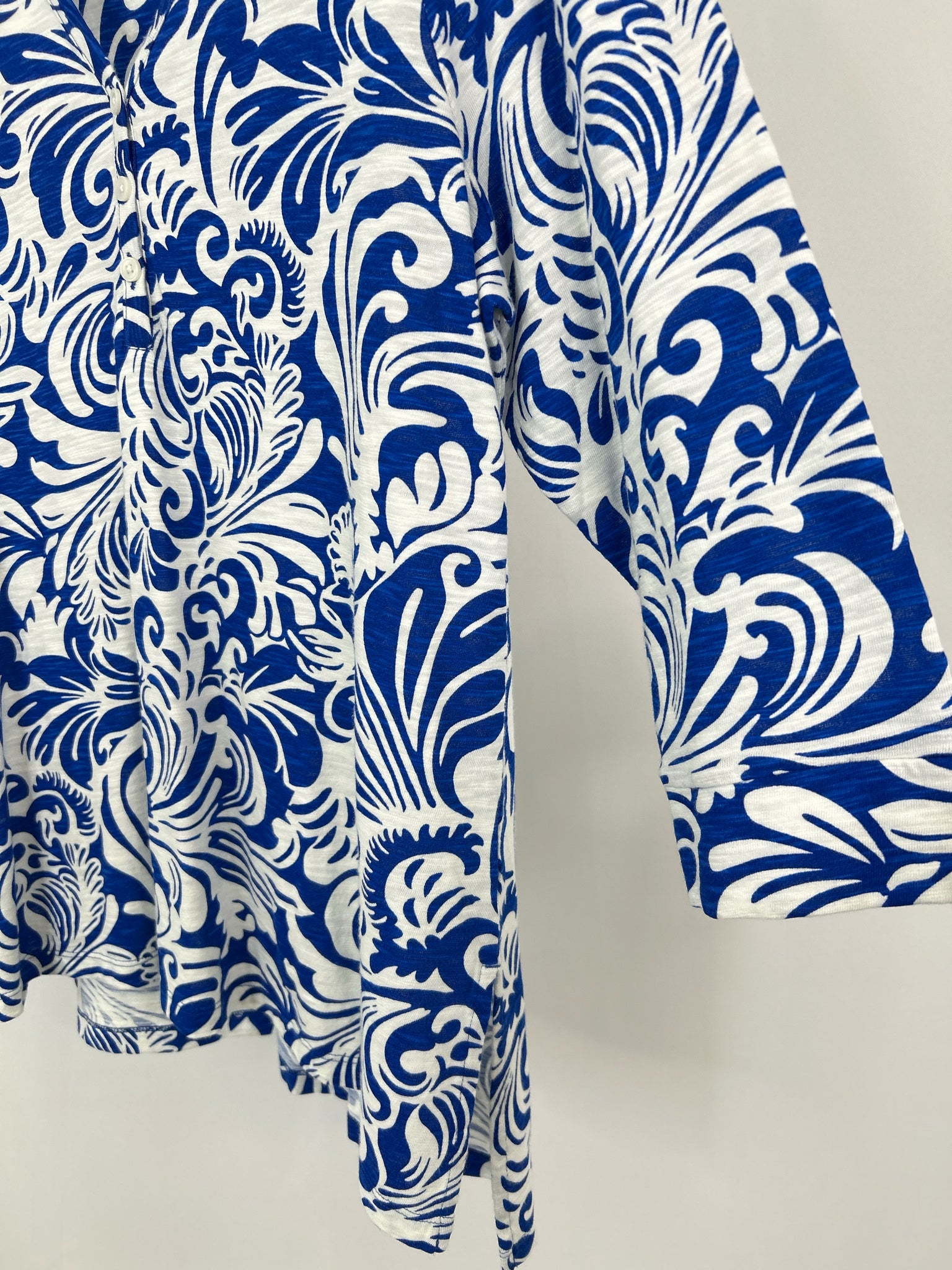 CHICO'S Size L Blue & White Women Top NWT