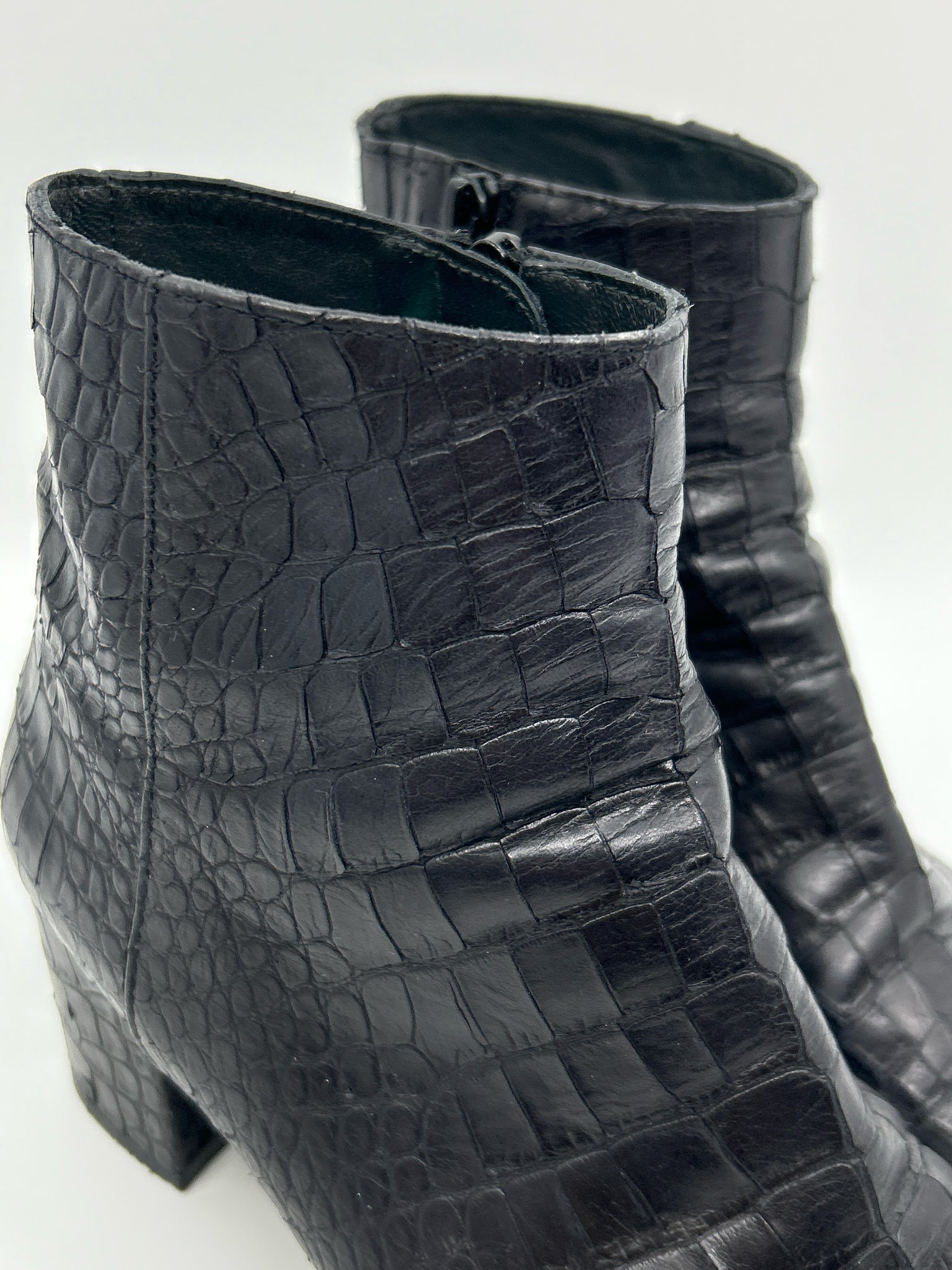 STUART WEITZMAN Size 8M Black Women Booties