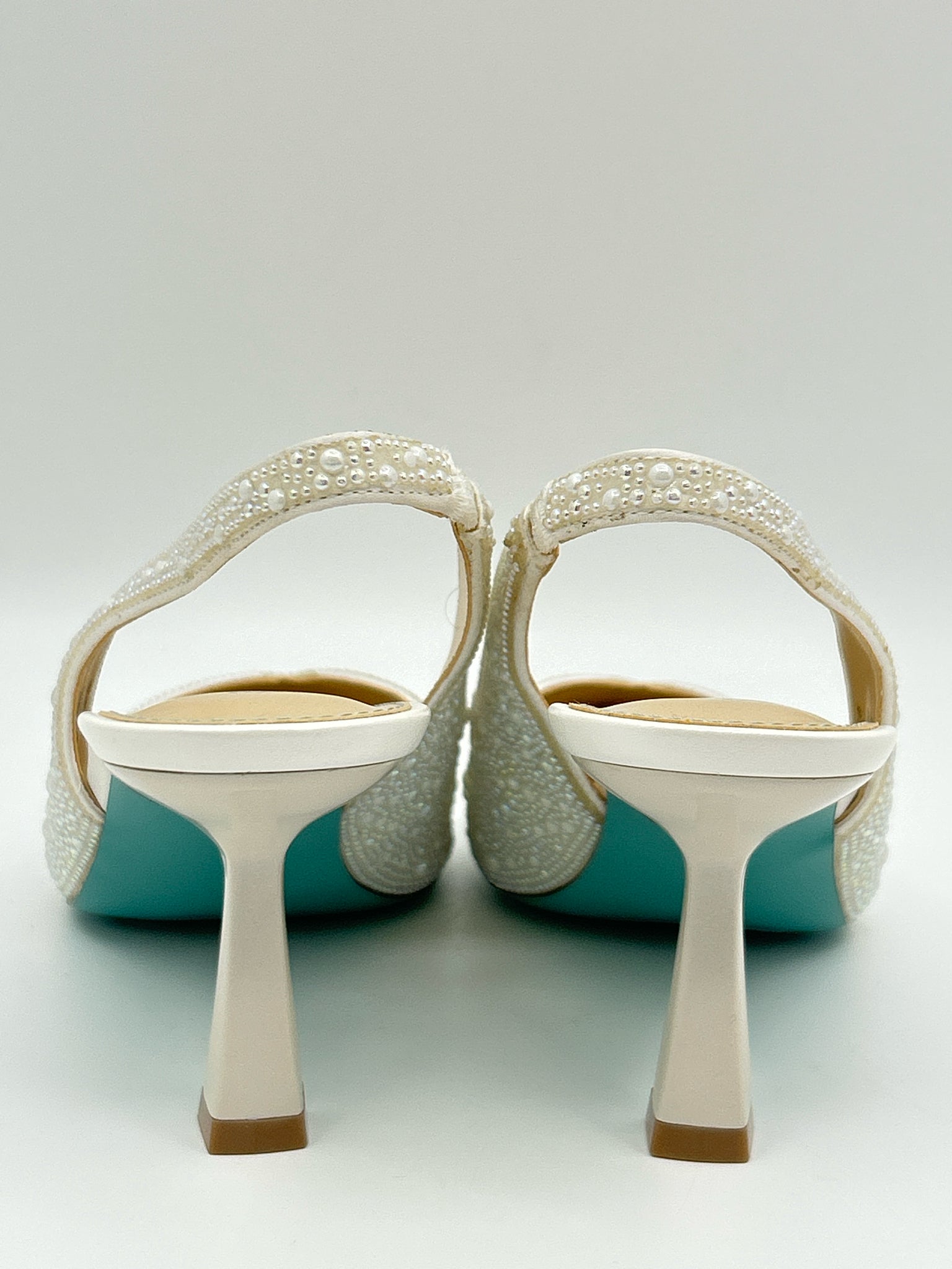 BETSEY JOHNSON NIB Size 7.5M Ivory Women Pumps