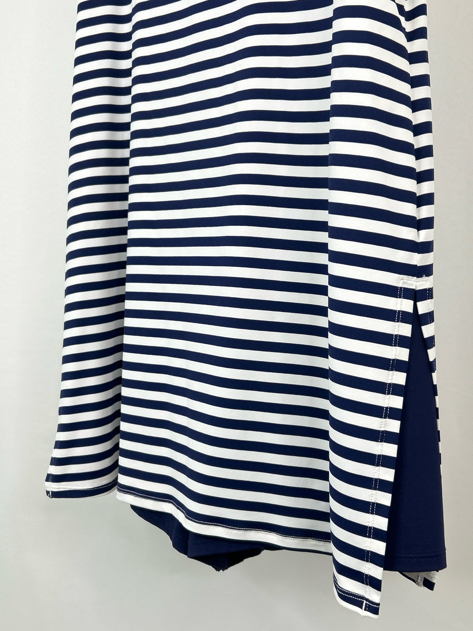 TOMMY BAHAMA Size M NAVY AND WHITE Women Dress