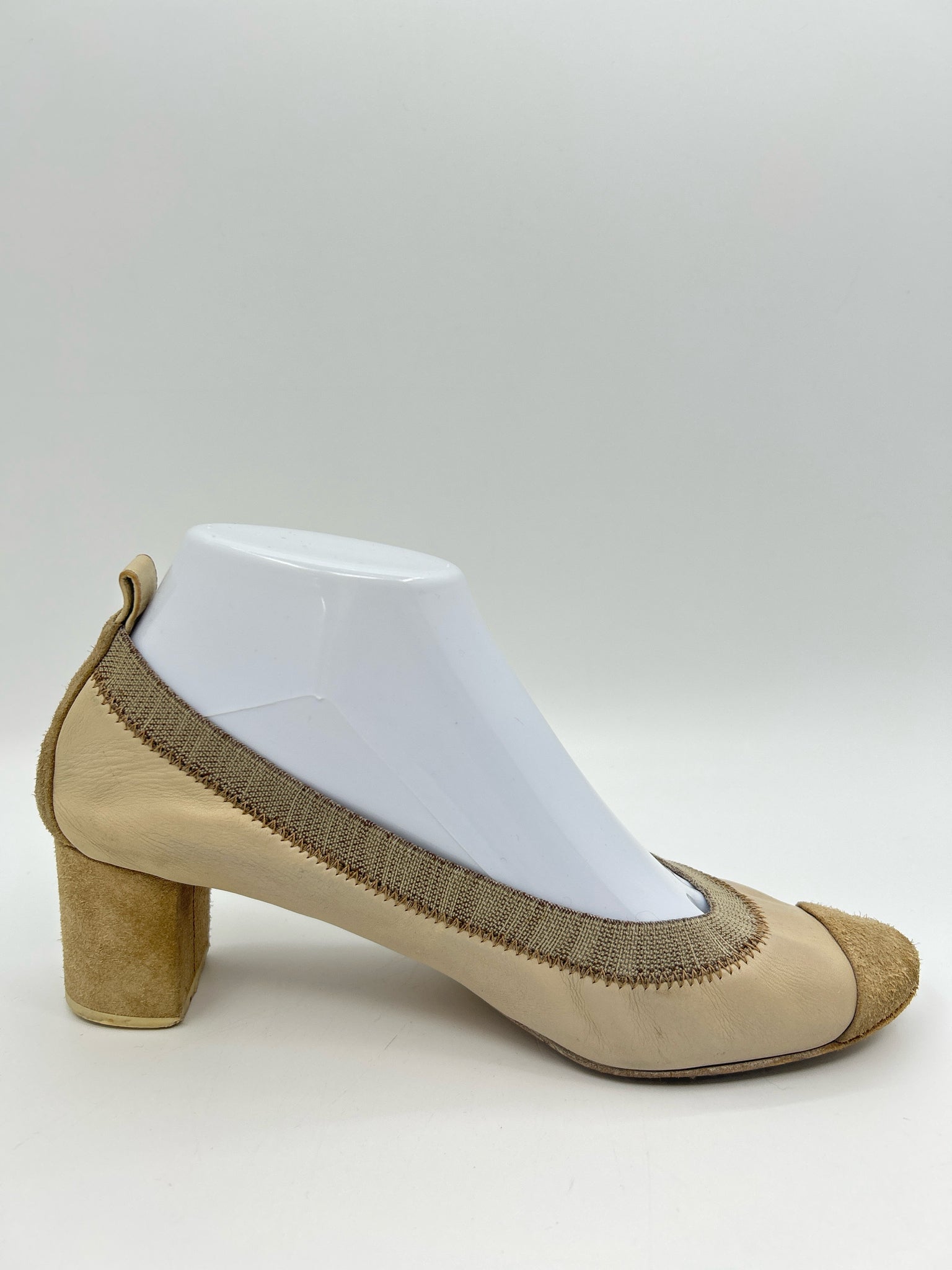 CHANEL Size 38 Cream Women Pumps