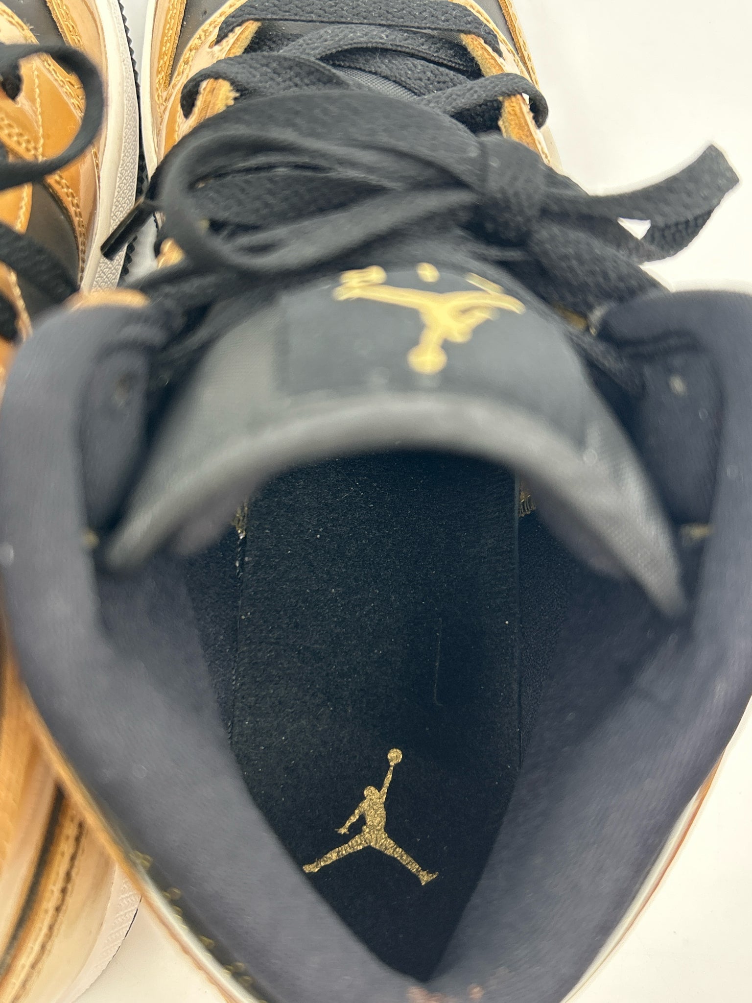 NIKE Size 8.5 BLACK & GOLD Women Sneakers