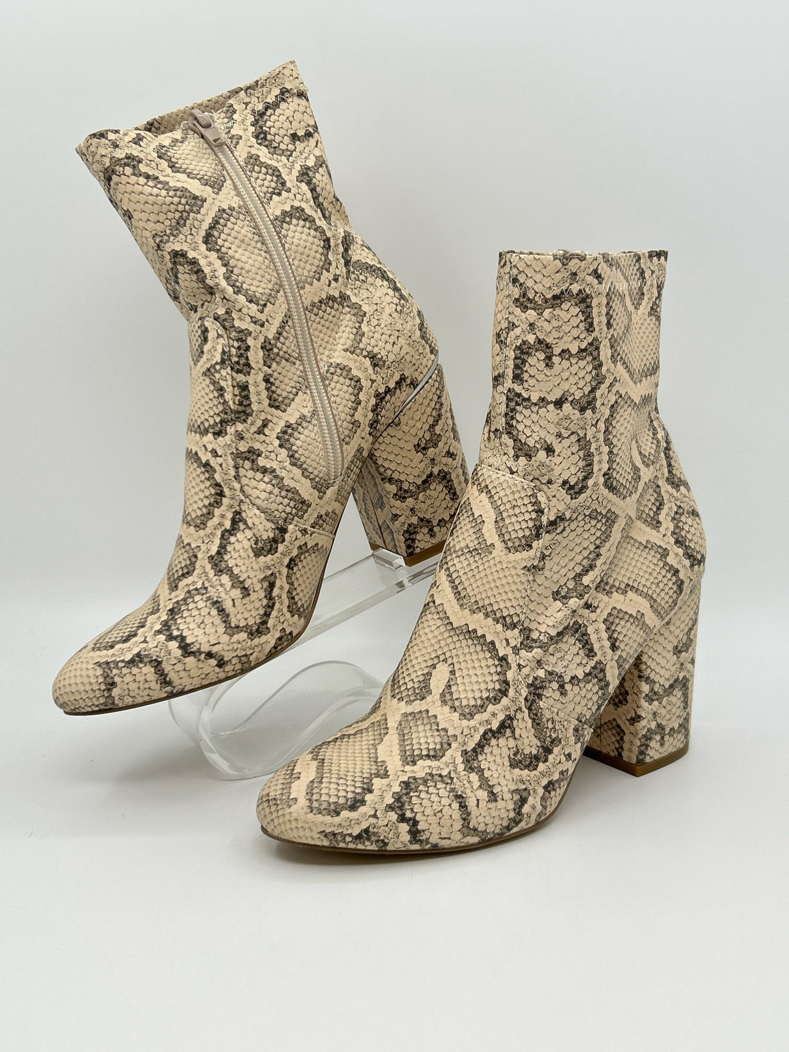 STEVE MADDEN Size 8.5M IVORY PRINT Women Booties