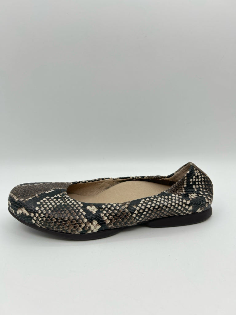 ABEO Women Size 9.5 Brown Print Flats