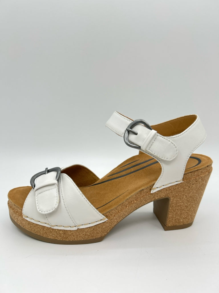 AETREX Size 9/9.5 White Women's Sandal
