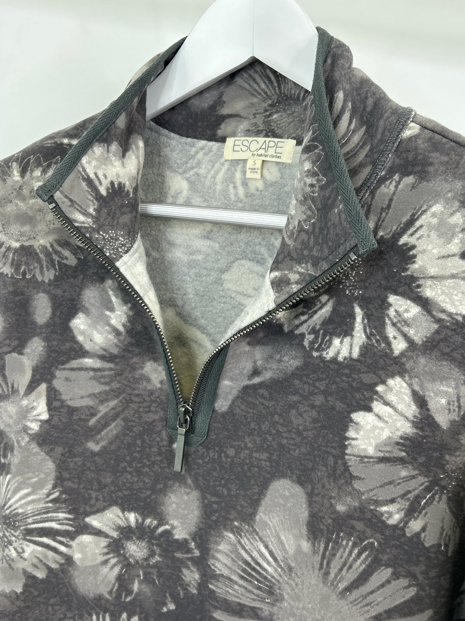 Escape by Habitat Clothes Size S Gray print Women Pullover