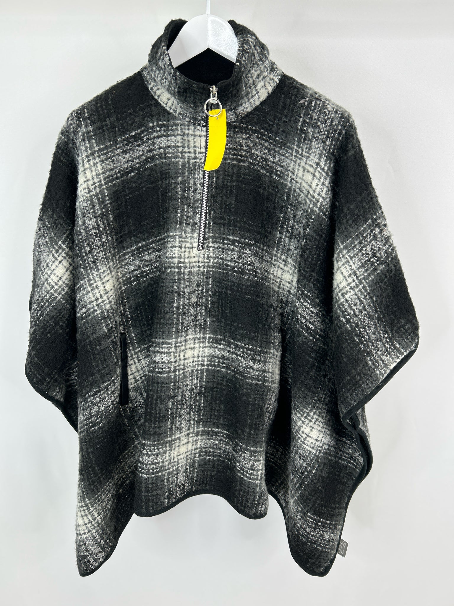 VINCE CAMUTO Size OSFA Black Plaid Women Poncho