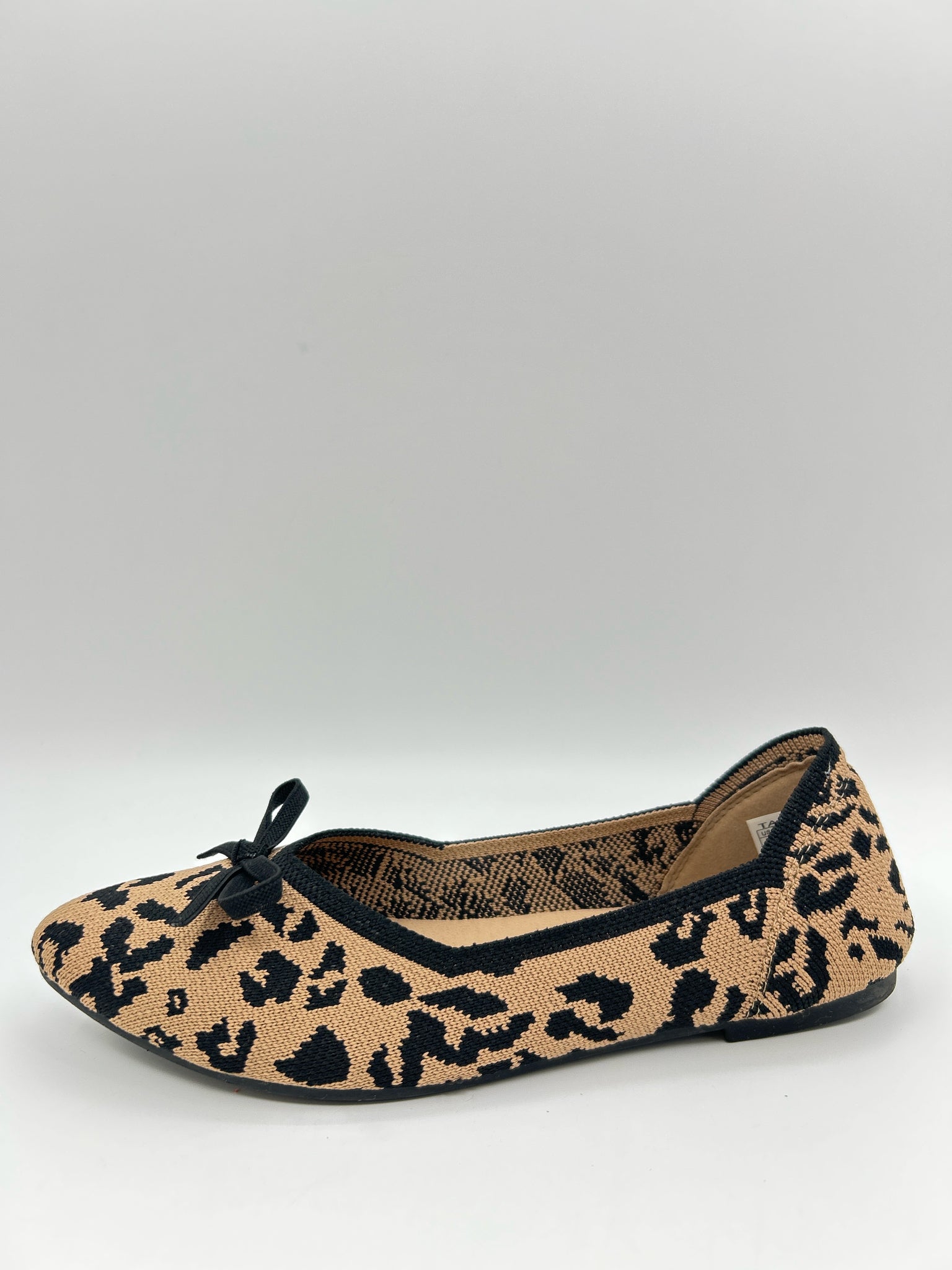 TAHARI Size 7 Tan and Black Women Flats