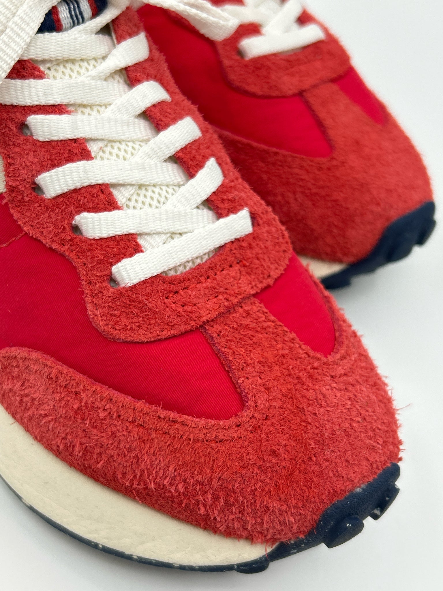 SEAVEES Size 7.5 red and white Women Sneakers