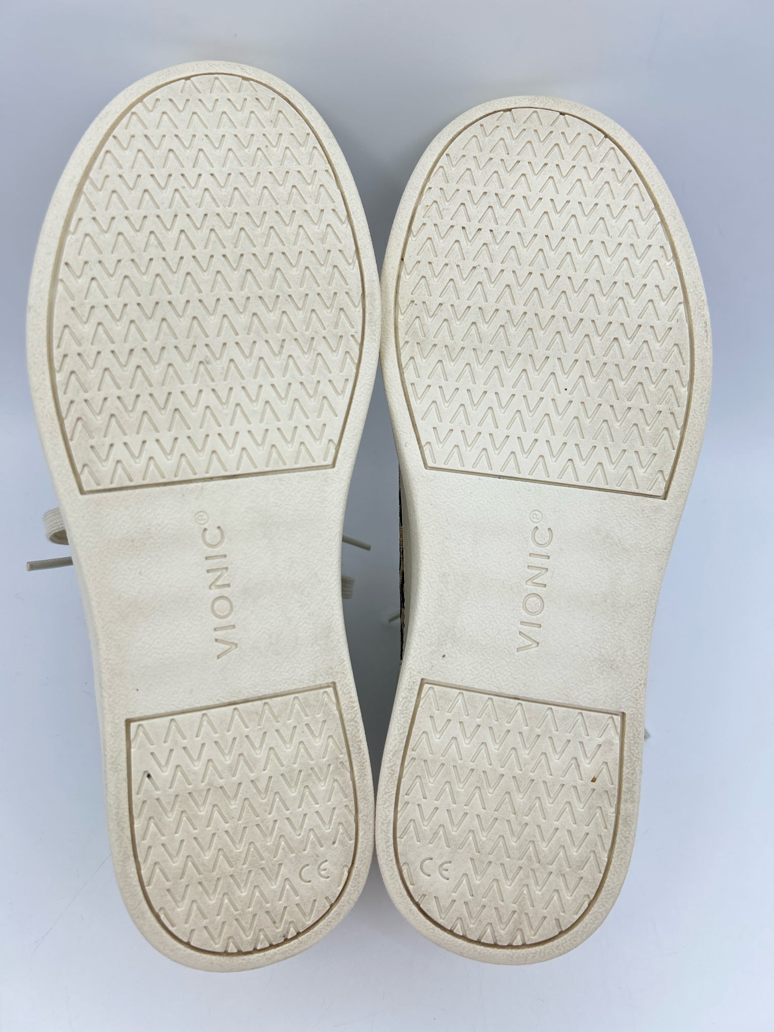 VIONIC Size 9 WHITE AND BEIGE Women Sneakers