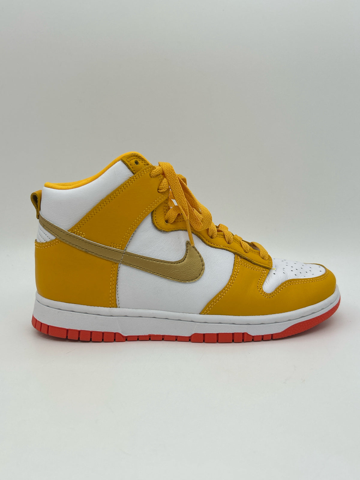 NIKE Size 8 Gold Women Sneakers