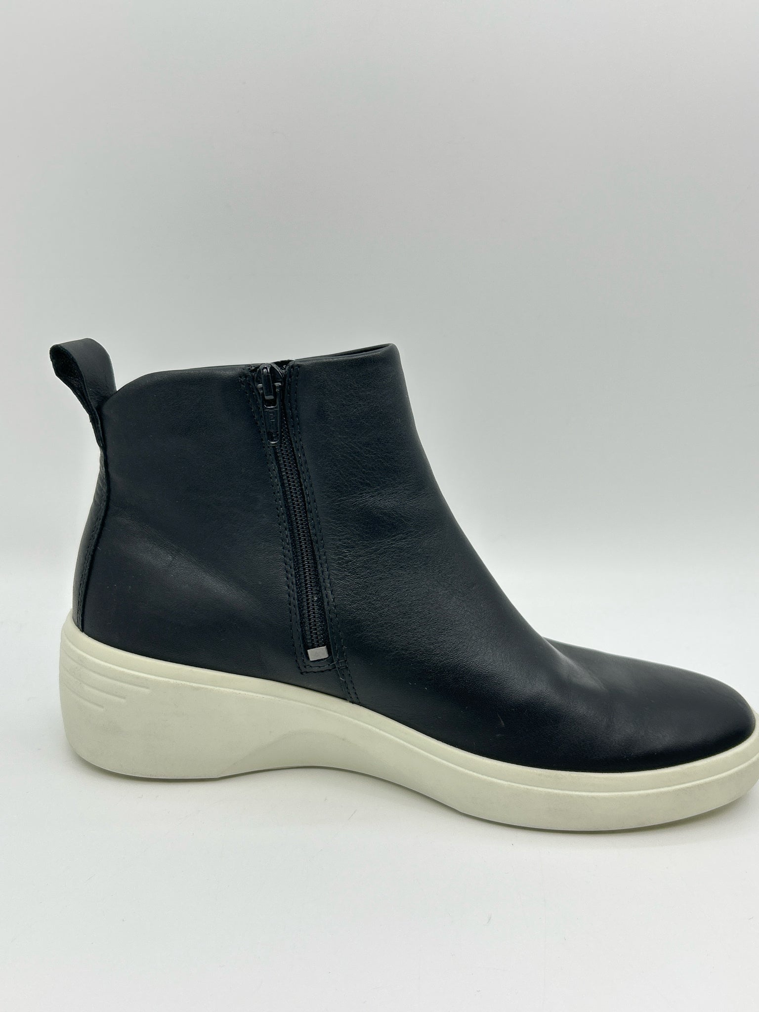 ECCO Size 39/8 Black Women Booties