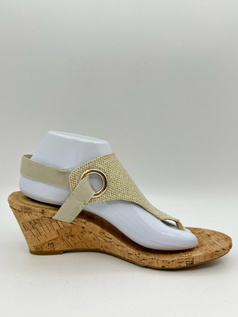 WHITE MOUNTAIN Size 10M Gold Sandal