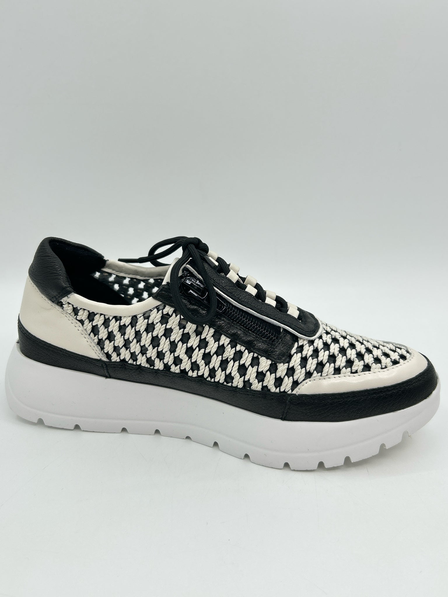 VANELI Size 7N Black & White Women Sneakers