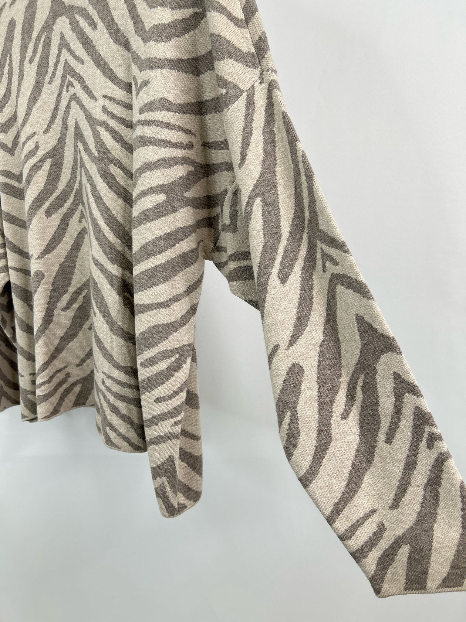 T TAHARI Size 3X BEIGE AND GRAY Women Sweater