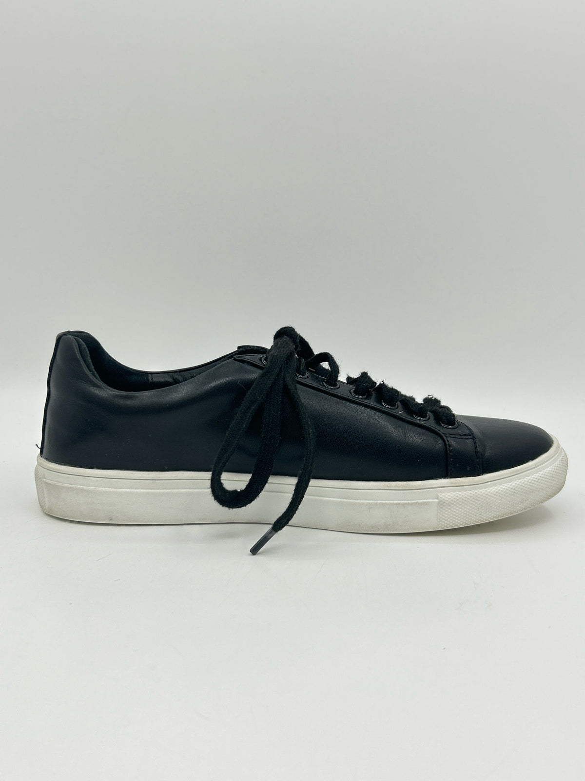 Vaila Size 9 Black Women Sneakers