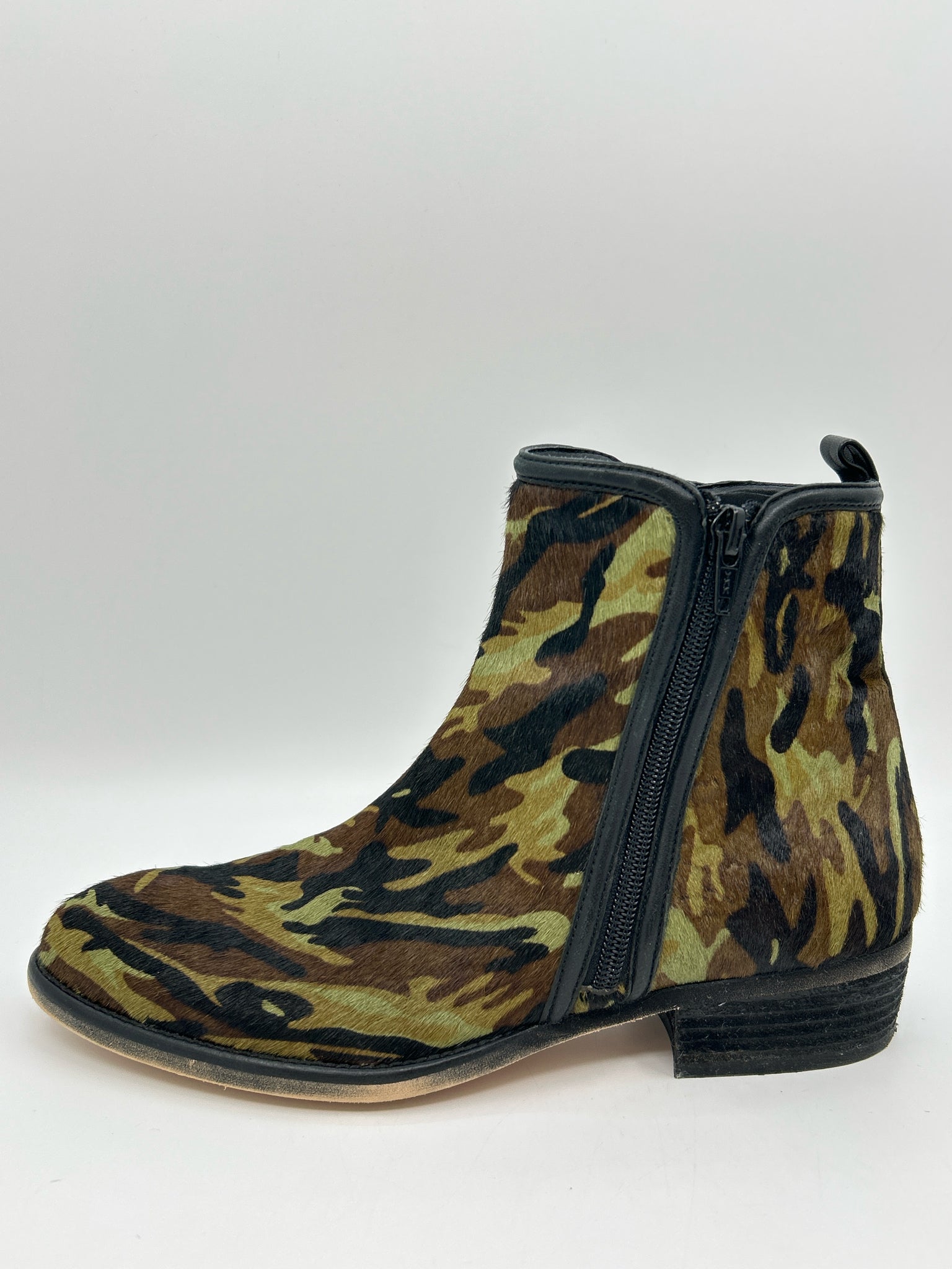 VANELI Size 9M Green Camo Women Boots