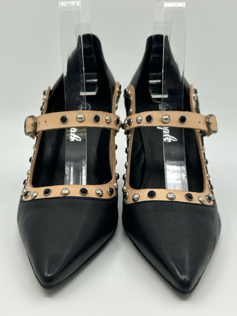 FREE PEOPLE Size 7 BLACK AND BEIGE Women's Pumps