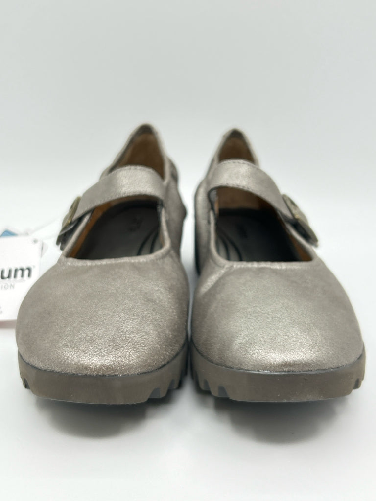 AETREX Size 7.5/8 Silver Women's Shoes