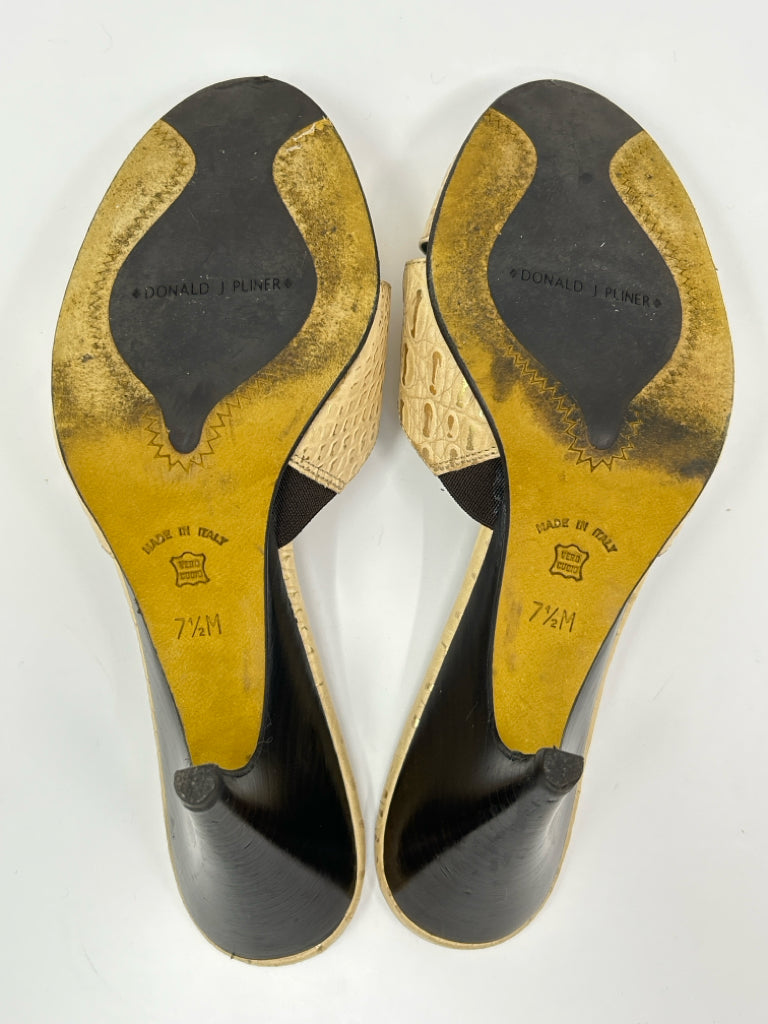Donald J Pliner Women Size 7.5M BEIGE AND GOLD Sandal